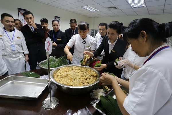 端午情粽叶香——旷远酒店举办包粽子比赛